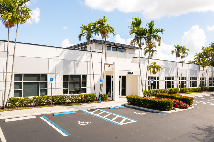 3050 Universal Blvd, Weston, FL for lease - Building Photo - Image 2 of 15