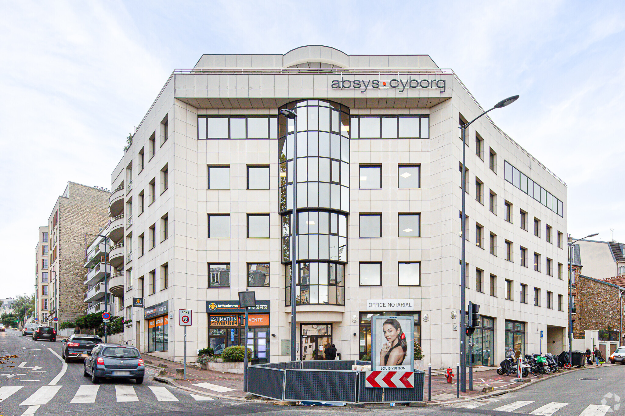 Office in Issy-les-Moulineaux for sale Primary Photo- Image 1 of 3