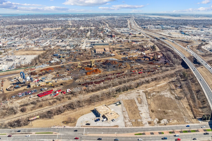 2714 Dougall Ave, Windsor, ON for sale - Building Photo - Image 3 of 18