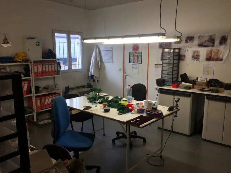 Flex in Vitrolles for lease - Interior Photo - Image 3 of 4