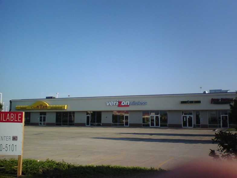 908-914 W Town Center Blvd, Champaign, IL for lease - Primary Photo - Image 1 of 9