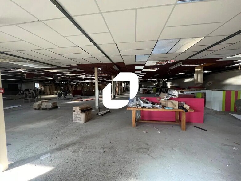 Flex in Masny for lease - Interior Photo - Image 2 of 8