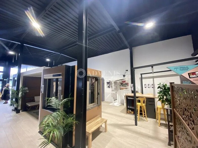 Retail in Plaisir for lease - Interior Photo - Image 1 of 2