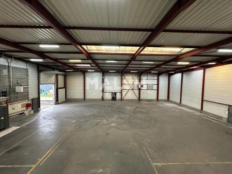 Office in Corbas for lease - Interior Photo - Image 1 of 11