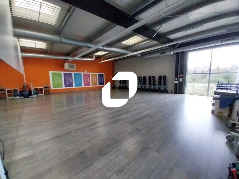 Flex in Mantes-la-Ville for lease - Interior Photo - Image 2 of 6