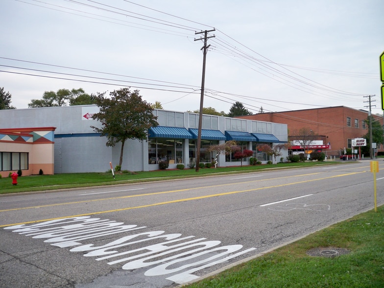 32315 Grand River Ave, Farmington, MI for sale - Primary Photo - Image 1 of 13