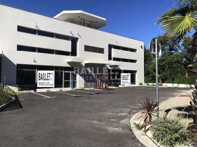 Retail in Cagnes-Sur-Mer for lease - Building Photo - Image 1 of 3