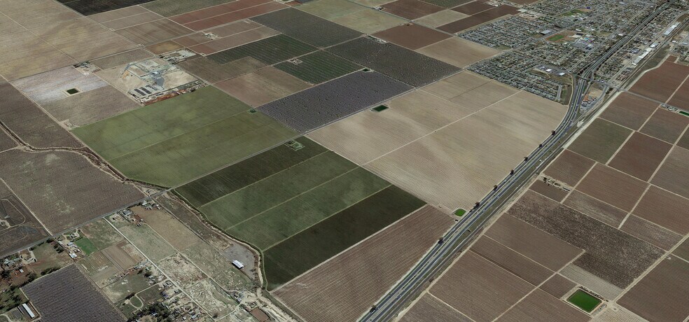 East of Highway 99 & North of Deer Creek Avenue, Earlimart, CA for sale - Aerial - Image 2 of 10