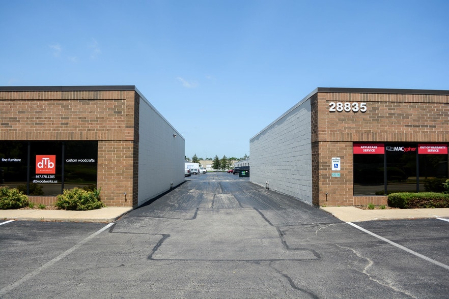 28835 N Herky Dr, Lake Bluff, IL for sale - Building Photo - Image 2 of 19