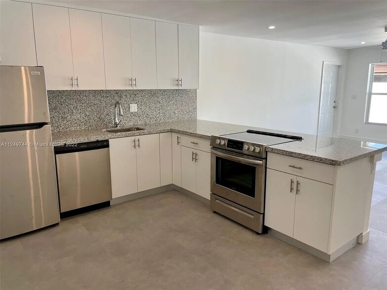 Four Property Triplex Portfolio portfolio of 4 properties for sale on LoopNet.com - Building Photo - Image 3 of 18