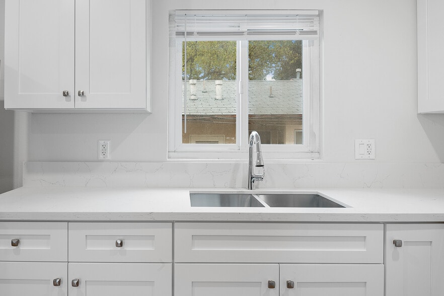 240-260 E Providencia Ave, Burbank, CA for sale - Interior Photo - Image 3 of 78