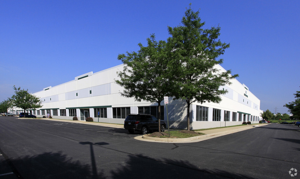 22880 Glenn Dr, Sterling, VA for lease - Primary Photo - Image 1 of 3