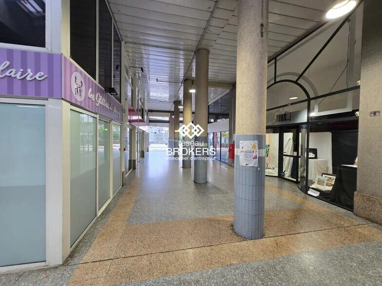 Retail in Oyonnax for lease - Building Photo - Image 2 of 13