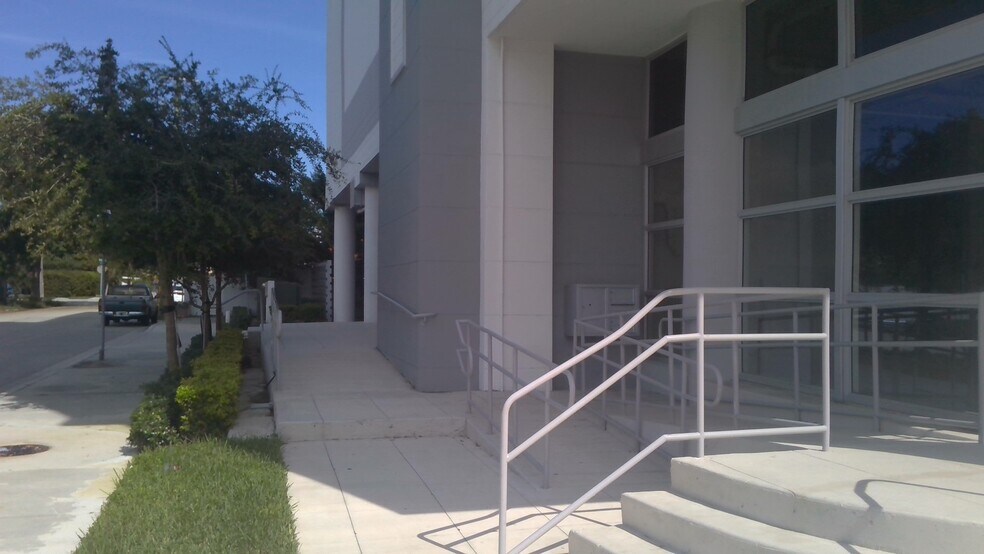 201 NW 37th Ave, Miami, FL for lease - Building Photo - Image 3 of 7