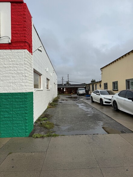 905-907 E Alisal St, Salinas, CA for lease - Building Photo - Image 2 of 8