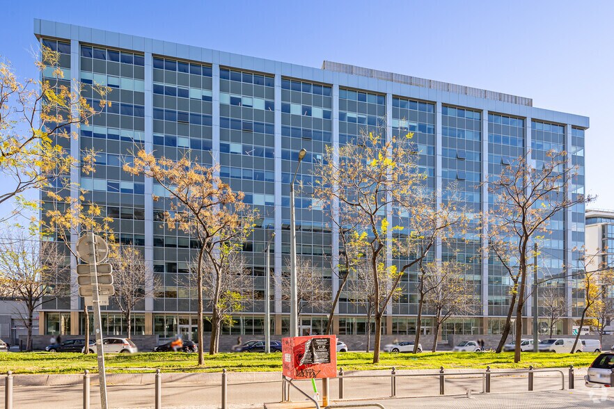 Office in Marseille for lease - Building Photo - Image 3 of 4