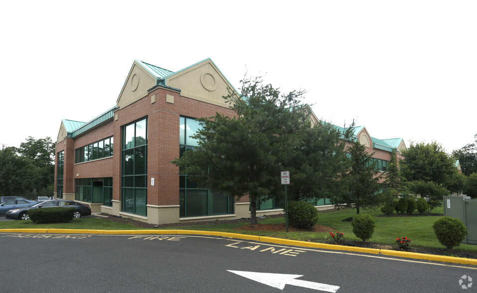 557 Cranbury Rd, East Brunswick, NJ for lease - Building Photo - Image 3 of 9