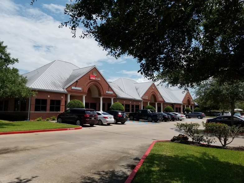 3023 Marina Bay Dr, League City, TX for lease - Primary Photo - Image 1 of 3