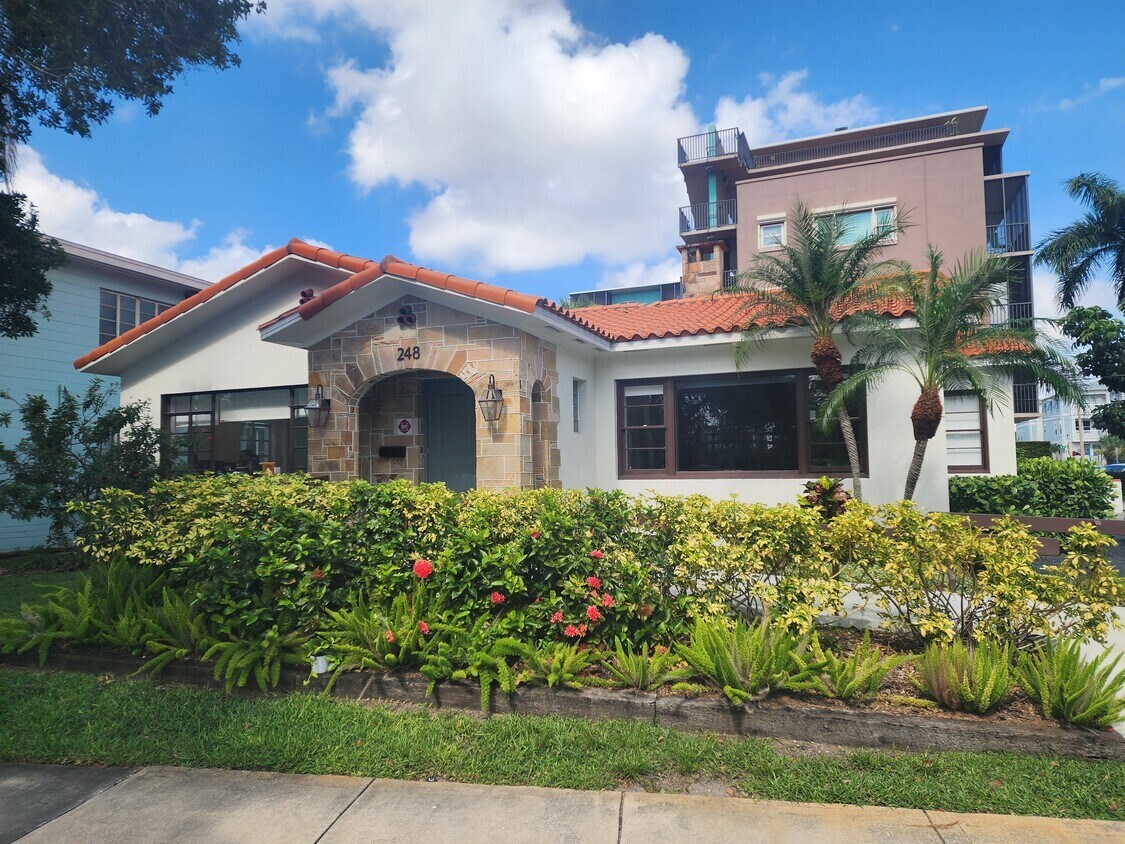 248 Mirror Lake Dr N, Saint Petersburg, FL for sale Building Photo- Image 1 of 1