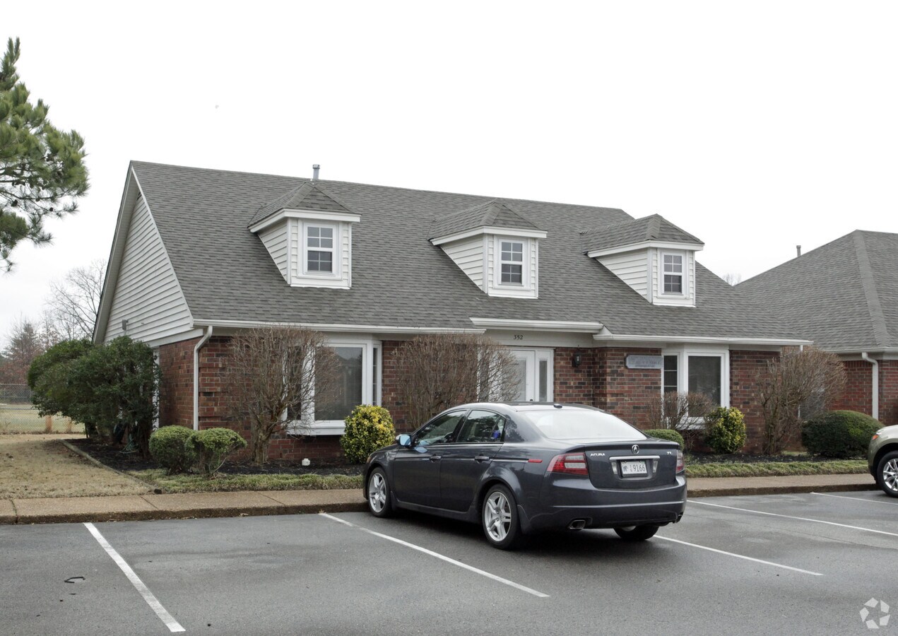 352 Poplar View Ln, Collierville, TN 38017