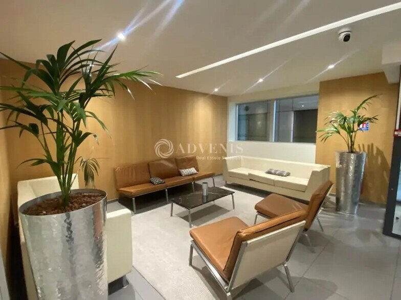 Office in Boulogne-Billancourt for lease - Lobby - Image 1 of 10
