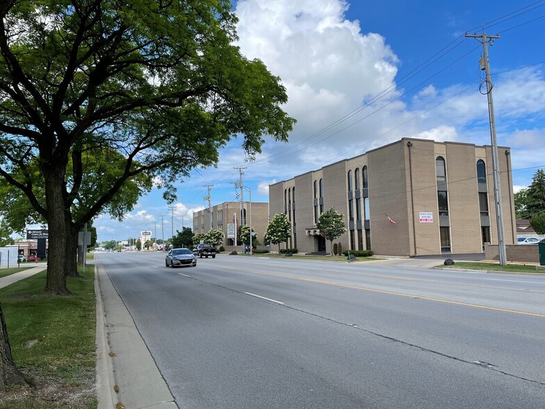 4550 W 103rd St, Oak Lawn, IL for lease - Building Photo - Image 1 of 4