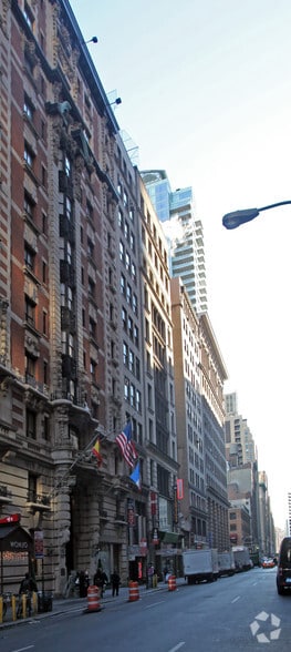 10 W 33rd St, New York, NY for lease - Building Photo - Image 2 of 11