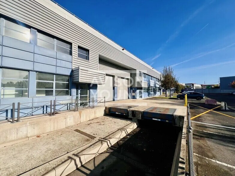 Flex in La Courneuve for lease - Building Photo - Image 3 of 8