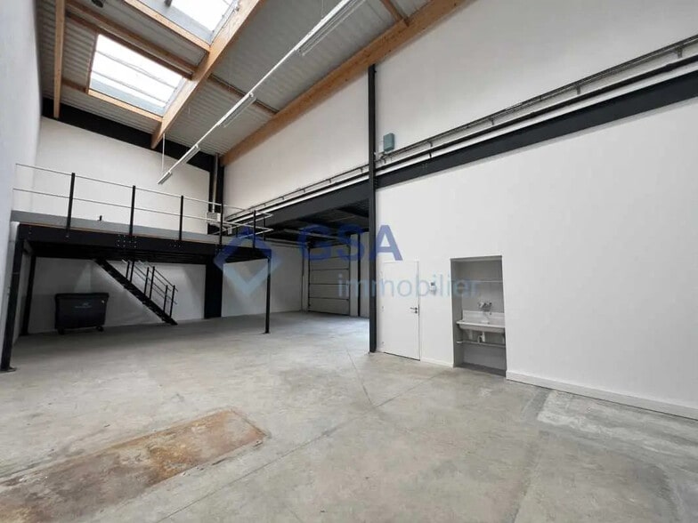 Office in Lieusaint for lease - Interior Photo - Image 3 of 5