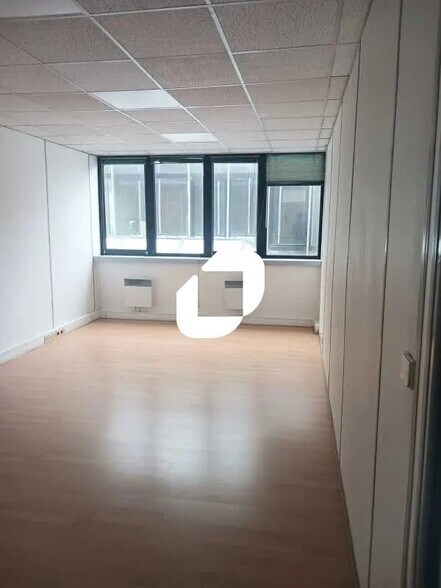 Office in Le Kremlin-Bicêtre for lease - Building Photo - Image 3 of 14