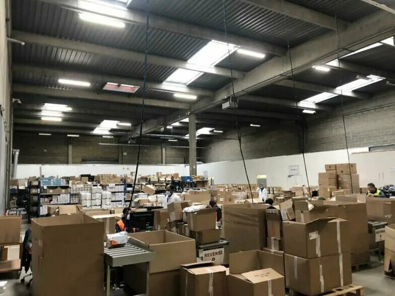 Flex in Goussainville for lease - Interior Photo - Image 2 of 5