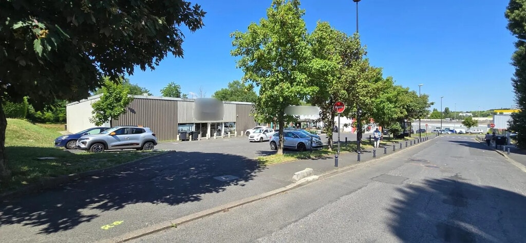 Location Commerce 723 m² - Photo 1