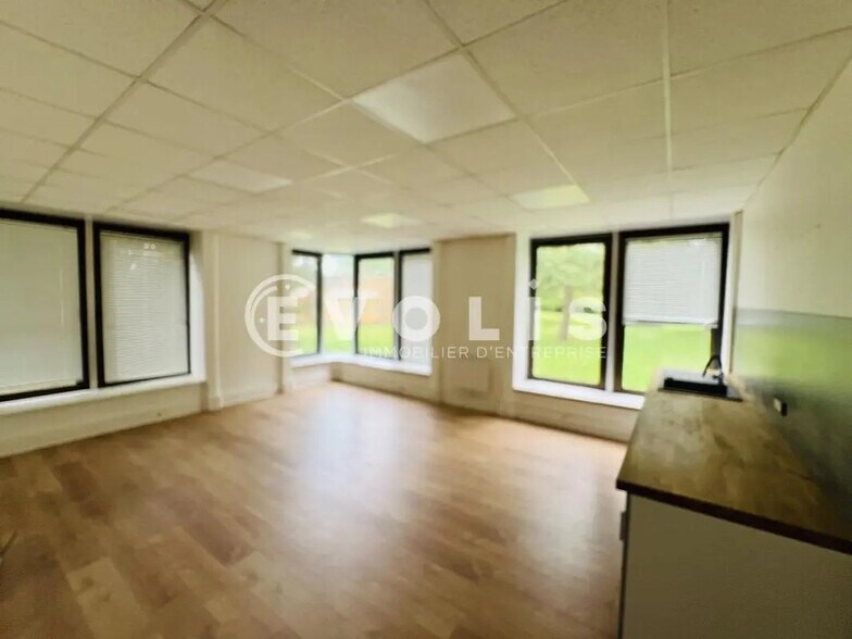 Office in Croissy-Beaubourg for lease - Building Photo - Image 2 of 7