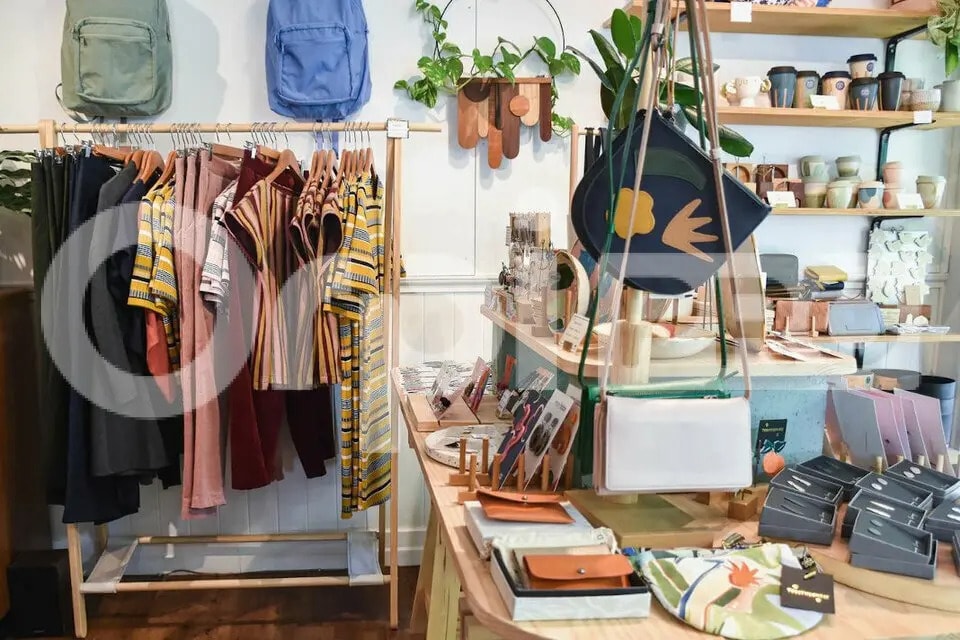 Retail in Neuville-sur-Saône for lease Building Photo- Image 1 of 5