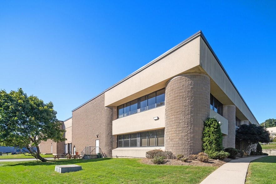 575 Corporate Dr, Mahwah, NJ for lease - Building Photo - Image 3 of 14