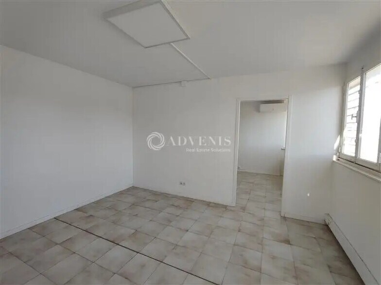 Flex in Béziers for lease - Interior Photo - Image 3 of 4