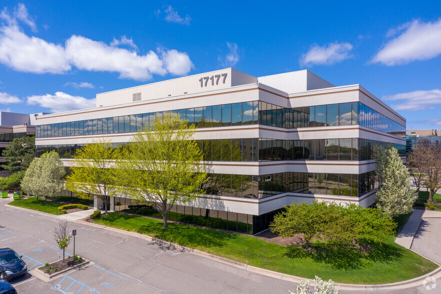 17177 N Laurel Park Dr, Livonia, MI for lease - Building Photo - Image 1 of 21