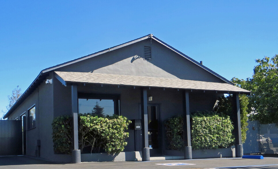 1682-1690 Tacoma Way, Redwood City, CA for lease - Building Photo - Image 1 of 6