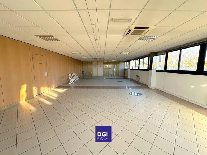 Office in Nîmes for lease - Interior Photo - Image 1 of 6