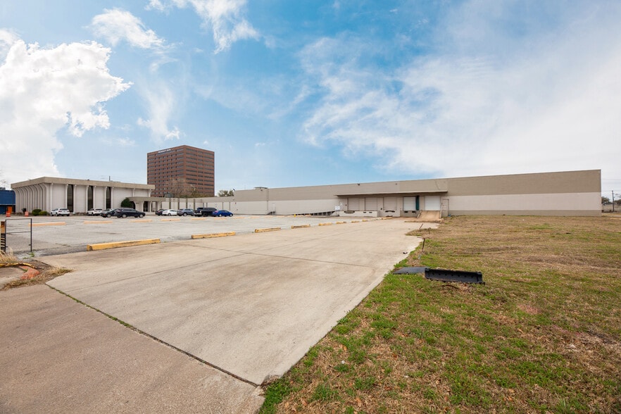 9244 Markville Dr, Dallas, TX for lease - Building Photo - Image 1 of 7