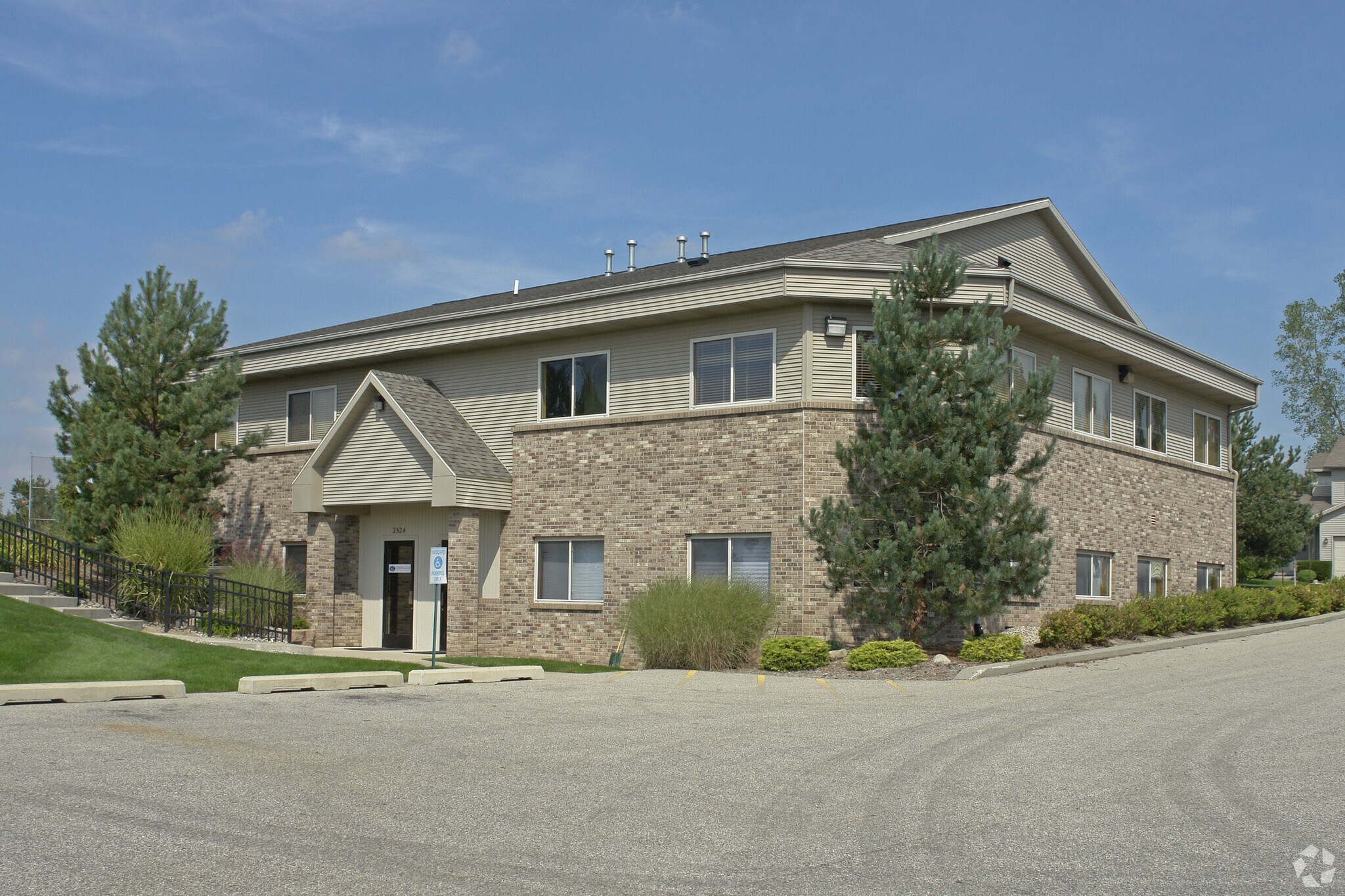 2520-2522 Woodmeadow Dr SE, Grand Rapids, MI for sale Primary Photo- Image 1 of 1