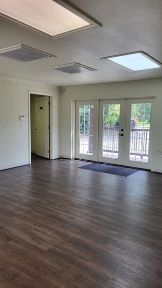 2125 Victoria Ave, Fort Myers, FL for lease - Interior Photo - Image 3 of 9