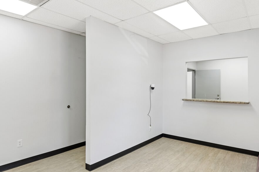 10823 Sanden Dr, Dallas, TX for lease - Interior Photo - Image 3 of 33