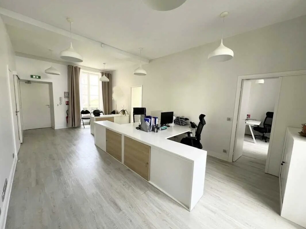 Office in Paris for lease Interior Photo- Image 1 of 4