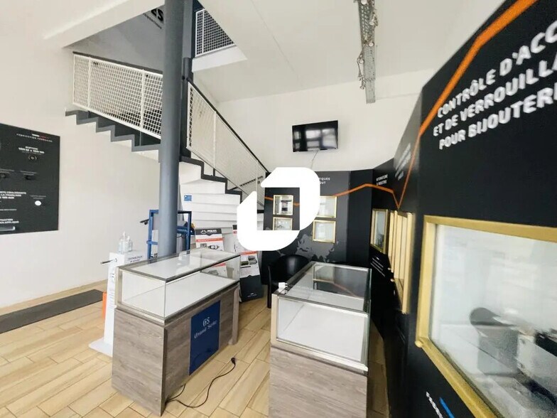 Flex in Croissy-Beaubourg for sale - Interior Photo - Image 3 of 7