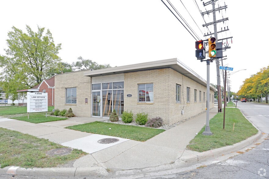 7200 E 10 Mile Rd, Center Line, MI 48015