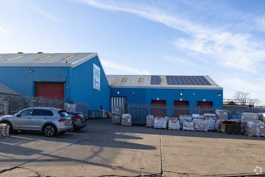 50 Freshwater Rd, Dagenham for sale - Primary Photo - Image 1 of 4
