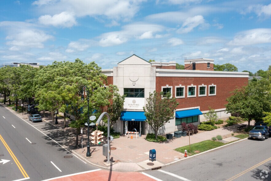 901 Franklin Ave, Garden City, NY 11530