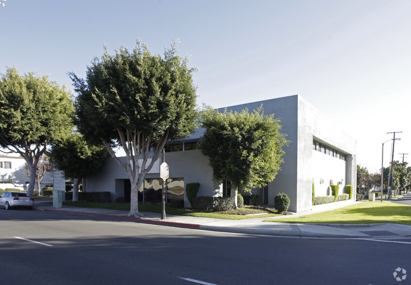 560 W 1st St, Tustin, CA for lease - Building Photo - Image 2 of 6