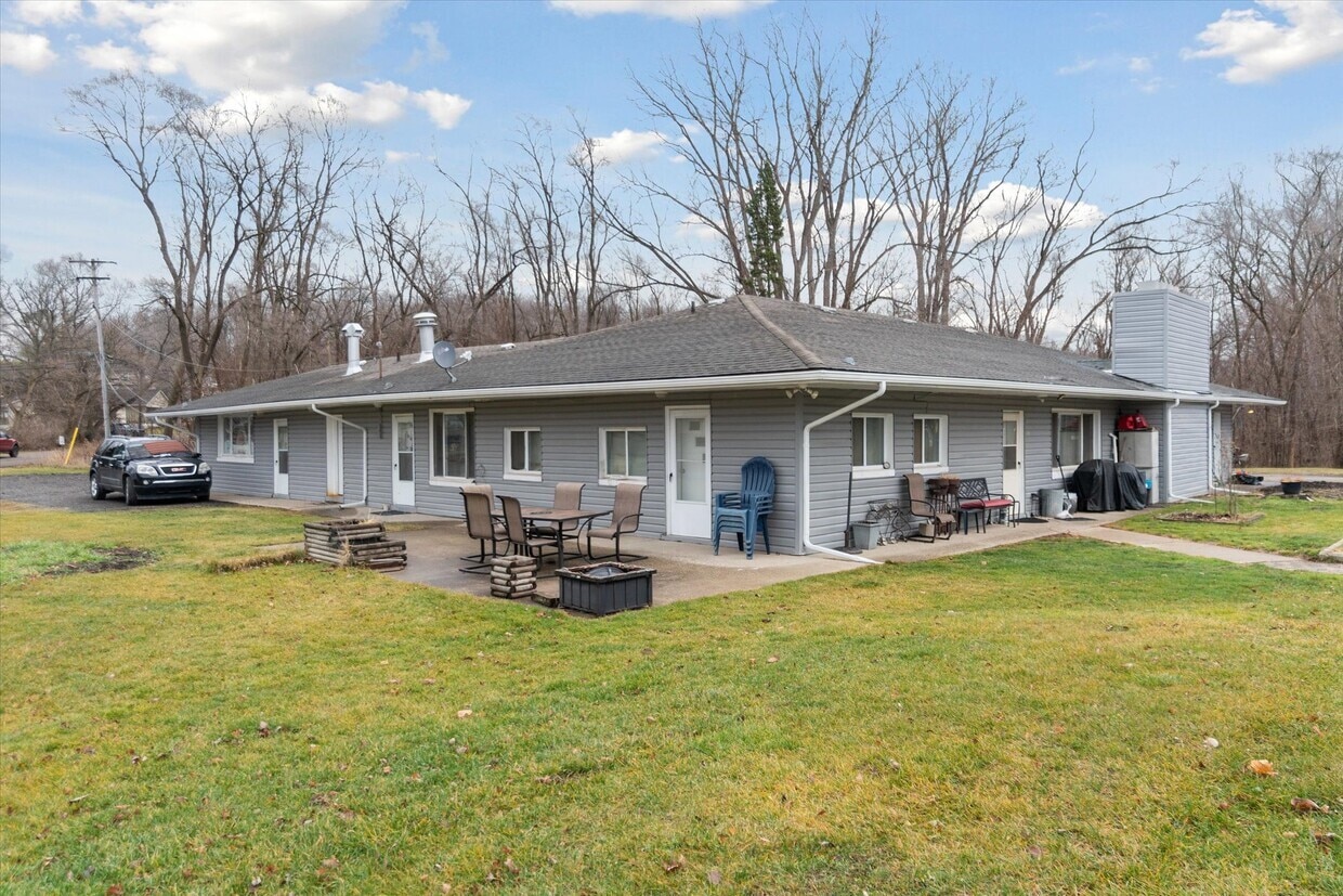 8251 Woodland Shore Dr, Brighton, MI 48114